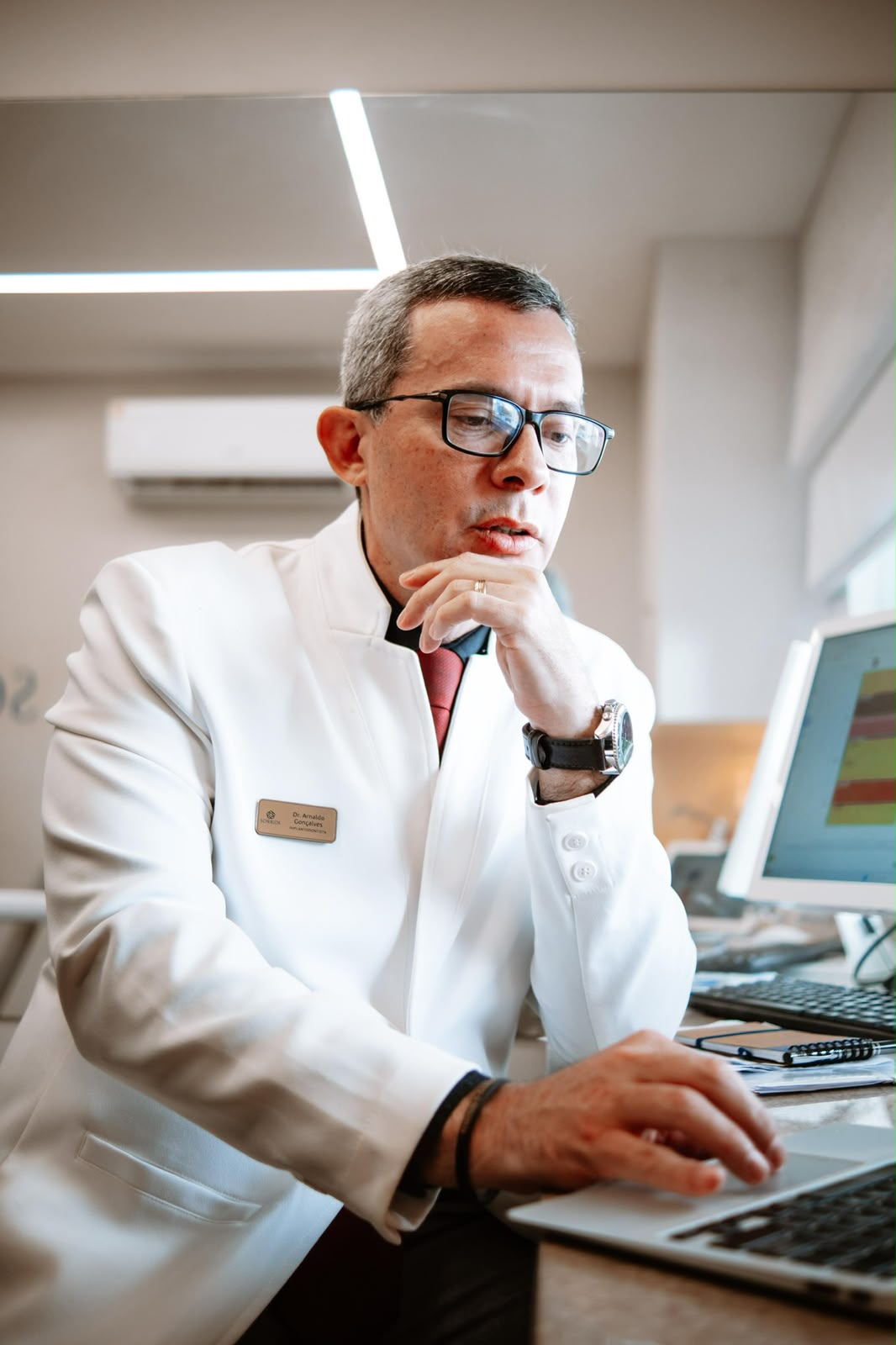Dr. Arnaldo Gonçalves Jr. em seu consultório